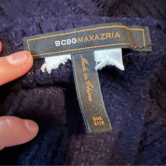 BCBGMaxarzia blue knit poncho. One size - Picture 5 of 10